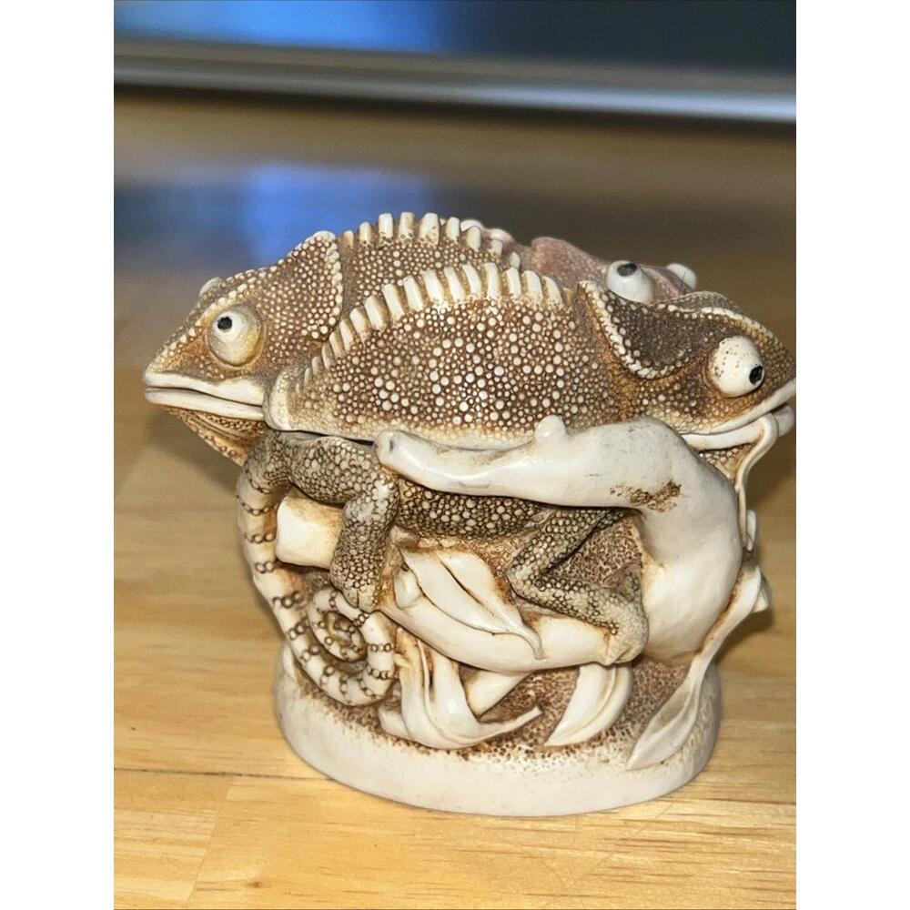 Harmony Kingdom Changing Of The Guard Iguana Trinket Box England 1996